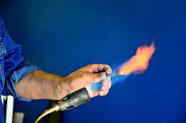 Profi Férfi Munkás Gázfáklyával Olvasztja Fémet Közelkép Gázégőről Közvetlenül Fémre Stock Kép