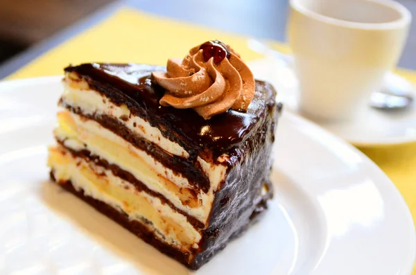 Egy Szelet Torta Csokival Vajkrémmel Egy Fehér Tányéron Közelkép — Stock Fotó
