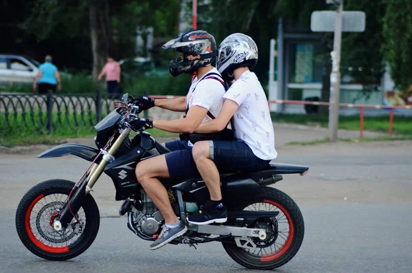 Omsk Russia 2019 Illustrative Editorial Two Men Ride Motorcycle Helmets — Stock Photo, Image