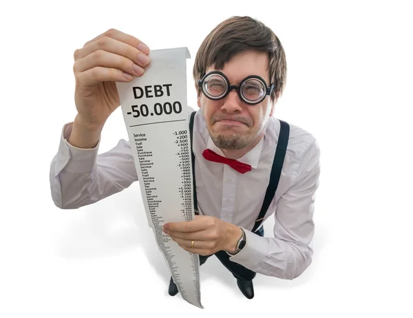 Šílený a vtipný zklamaný účetní ukazuje dlouhé příjem nebo bill s výsledkem dluhu. Izolované na bílém pozadí. — Stock fotografie