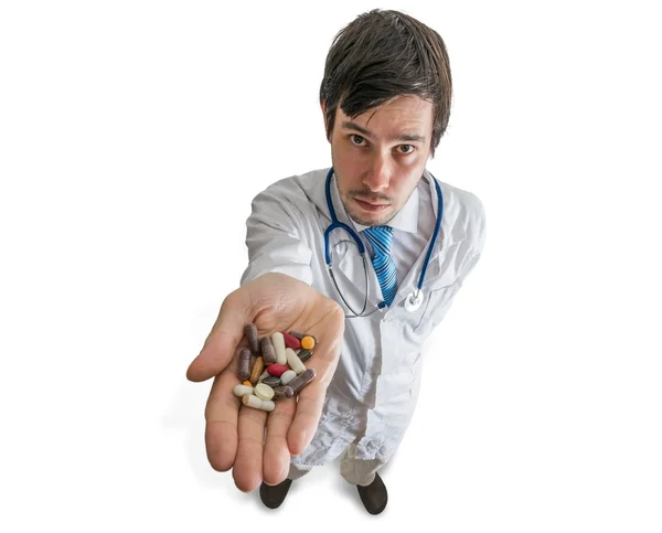 Ο γιατρός κατέχει πολλά χάπια στο χέρι. Δες από την κορυφή. Έννοια της φαρμακευτικής και φαρμακολογίας. Απομονωμένα σε λευκό φόντο. — Φωτογραφία Αρχείου