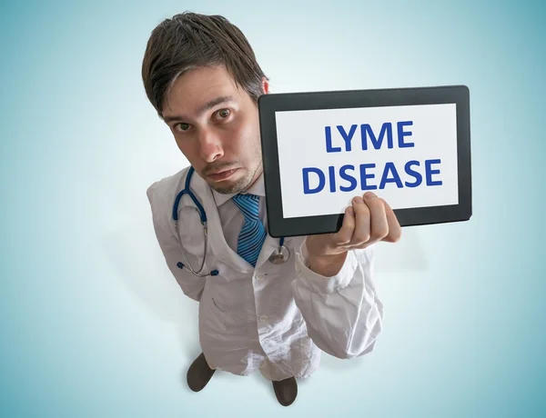 El médico advierte contra la enfermedad de Lyme causada por garrapatas . — Foto de Stock