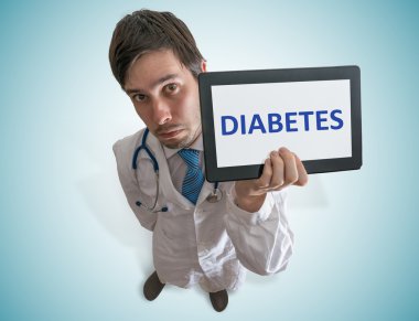 Doktor diyabet tanı tablete gösteriyor. Üstten görüntülemek.