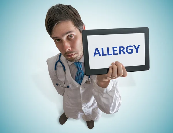 Arzt zeigt Tablette und warnt vor Allergie. Blick von oben. — Stockfoto