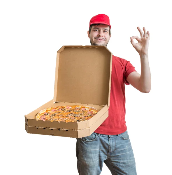 Концепция доставки пиццы. Молодой человек держит и показывает открытую коробку с пиццей. Изолированный на белом фоне . — стоковое фото
