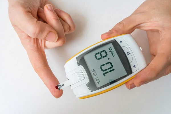 Diyabetik hasta parmak kan şekeri düzeyini kontrol ediyor. Diyabet kavramı. — Stok fotoğraf