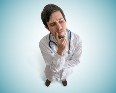 Düşünceli doktor düşünme ve bir problem çözme.