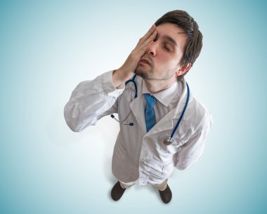 Yorgun ve bitkin bir doktor. Üstten görüntülemek.