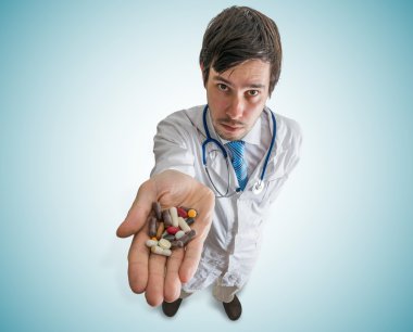 Eczane ve Farmakoloji kavramı. Doktor çok hap var ki elinde tutar. Üstten görüntülemek.