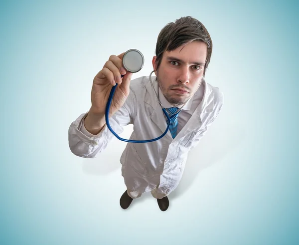 El doctor escucha con estetoscopio sobre fondo azul . —  Fotos de Stock