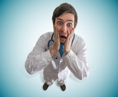 Hata ve yanlış tedavi kavramı. Stresli ve sinirli doktor bir hata yaptı.