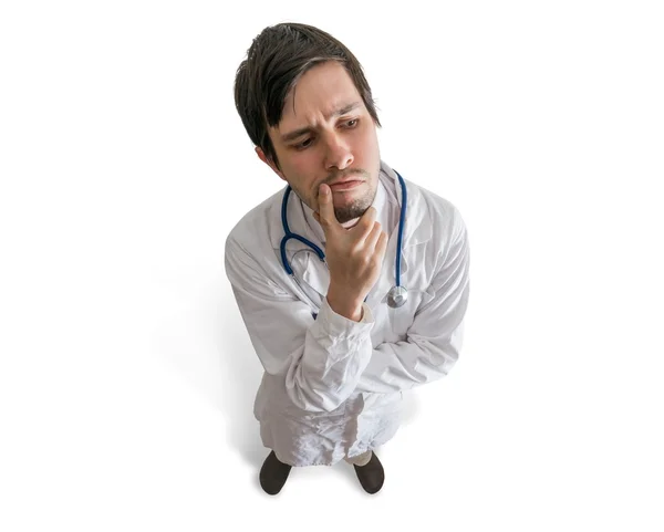 Στοχαστικός γιατρός σκέφτεται και την επίλυση ενός προβλήματος. Απομονωμένα σε λευκό φόντο. — Φωτογραφία Αρχείου