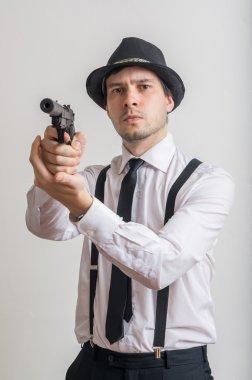 Genç Dedektif susturucu silahla hedefliyor.