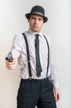 Genç Dedektif susturucu silahla hedefliyor.