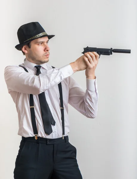 Jonge detective streeft met pistool met geluiddemper. — Stockfoto