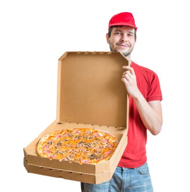 Pizza teslim kavramı. Genç adam lezzetli pizza kutusuna gösteriyor. Beyaz arka plan üzerinde izole.