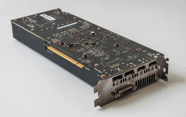 Beyaz arka plan üzerinde modern bilgisayar PCI ekran kartı.