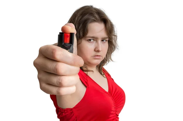 Jonge vrouw houdt pepperspray in de hand. Zelfverdediging concept. Geïsoleerd op witte achtergrond. — Stockfoto