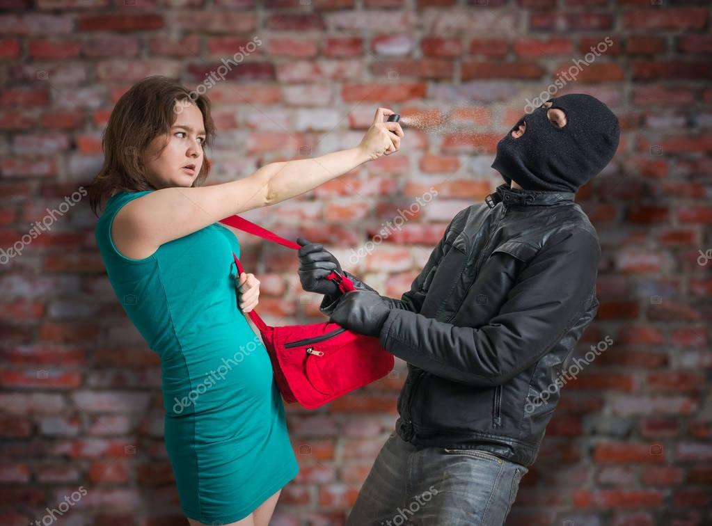 Девушка лежит в воде. Искусственное дыхание девушке на пляже. Спасение девушки из воды. Можно спасти девушку. Оказать первую помощь.