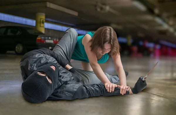 Självförsvar-konceptet. Ung kvinna kämpar med rånare eller tjuv. — Stockfoto