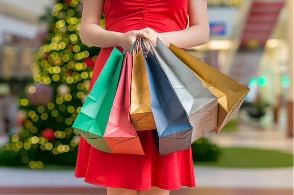 Рождественские покупки. Женщина стоит со многими сумками . — стоковое фото