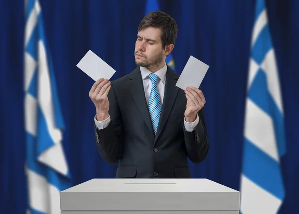 Elecciones en Grecia. Votante indeciso está tomando decisión . — Foto de Stock