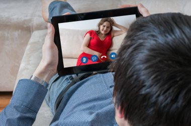 Delikanlı kız arkadaşıyla Sohbet. Online dating ve görüntülü sohbet kavramı.