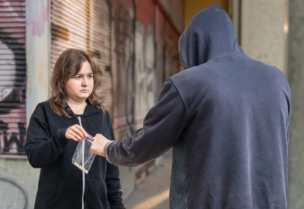 Mujer adicta joven está comprando drogas a traficante de drogas . — Foto de Stock