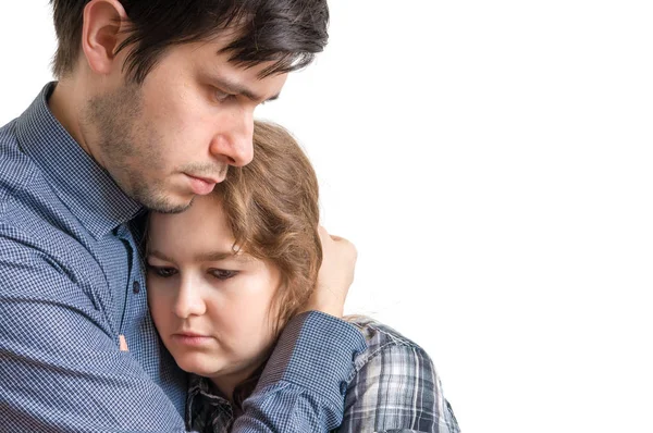 Mladý muž je objímá svou smutnou přítelkyni. Koncept utěšuje a soucit. — Stock fotografie