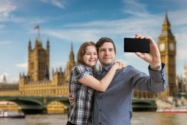 Joven feliz pareja está tomando foto selfie en Londres . — Foto de Stock