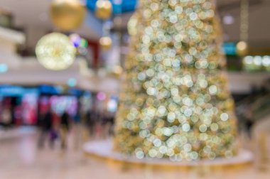 Alışveriş merkezi bokeh arka planda defocused noel ağacı