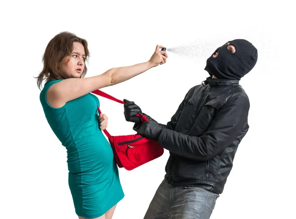 Zelfverdediging concept. Jonge vrouw is vechten met de dief en het gebruik van pepperspray. Geïsoleerd op witte achtergrond. — Stockfoto