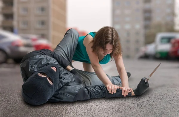 Ung kvinna kämpar med tjuv på gatan. Självförsvar-konceptet. — Stockfoto