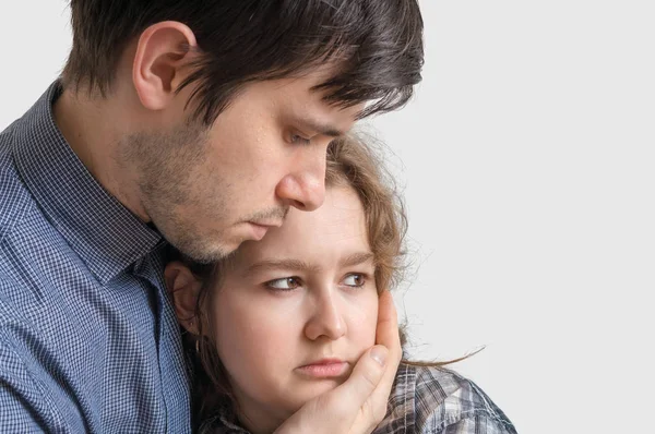 Młody człowiek jest wspieranie jego smutna dziewczyna. — Zdjęcie stockowe