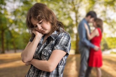 Başka bir kadınla flört onun erkek arkadaşı görmek üzücü kıskançlık genç kız.