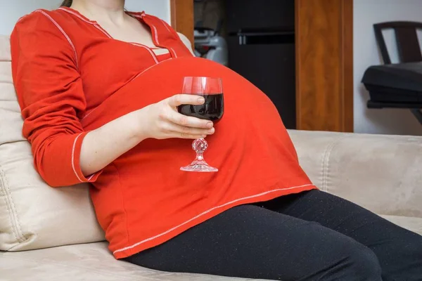 Беременная алкоголичка пьет вино . — стоковое фото