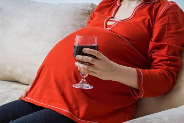 Beber alcohol durante el embarazo. Embarazada alcohólica mujer está bebiendo vino . —  Fotos de Stock