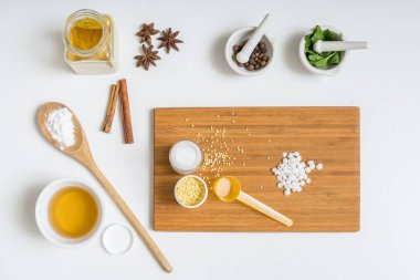 Ev yapımı kozmetik. Ev yapımı makyaj için malzemeler üzerinde yukarıdan görmek.