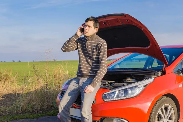 O carro está avariado, o homem está a chamar ajuda. . — Fotografia de Stock