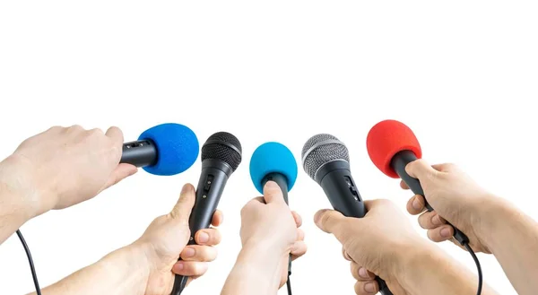 Periodismo y concepto de conferencia. Muchas manos de reportero sostienen micrófonos. Aislado sobre fondo blanco . — Foto de Stock