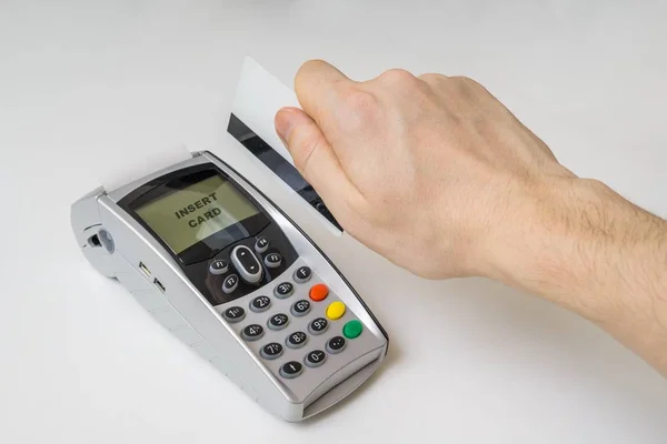 Cliente está passando cartão de crédito magnético no terminal de pagamento . — Fotografia de Stock