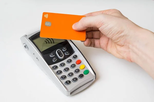 Pelanggan membayar menggunakan kartu kredit nirkontak dan terminal pembayaran . — Stok Foto