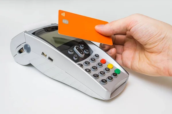 Customer is paying using contactless credit card and payment terminal. — Stock Photo, Image