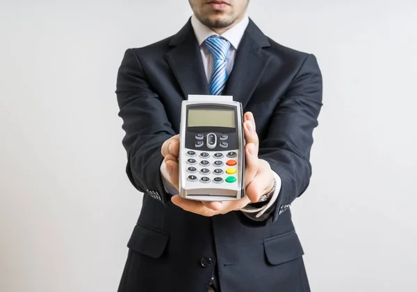 Empresario tiene terminal de pago en las manos . — Foto de Stock