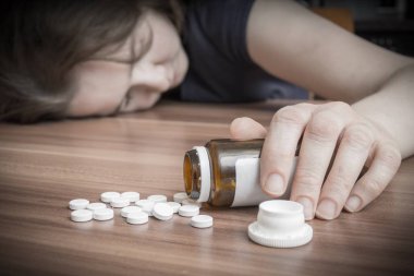 Genç kadın intihar hapları aşırı dozda tarafından.
