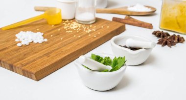 Otlar ve ev yapımı kozmetik yapmak için diğer maddeler.