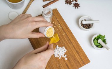 Kadın ev yapımı kozmetik veya makyaj hazırlanıyor.