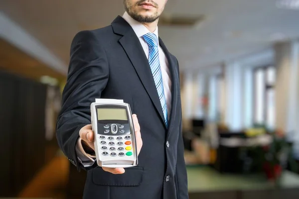 Geschäftsmann bietet Zahlungsterminal zum Bezahlen mit Kreditkarte im Büro an. — Stockfoto