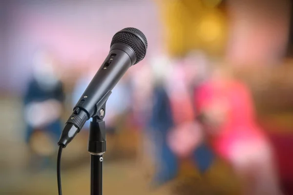 Koncepcja mowy lub konferencji. Mikrofon na stoisku przed publicznością. — Zdjęcie stockowe