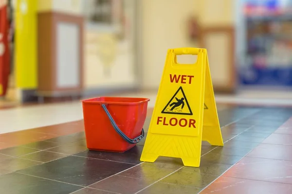 Avertizare semn de plastic galben de podea umedă . — Fotografie, imagine de stoc